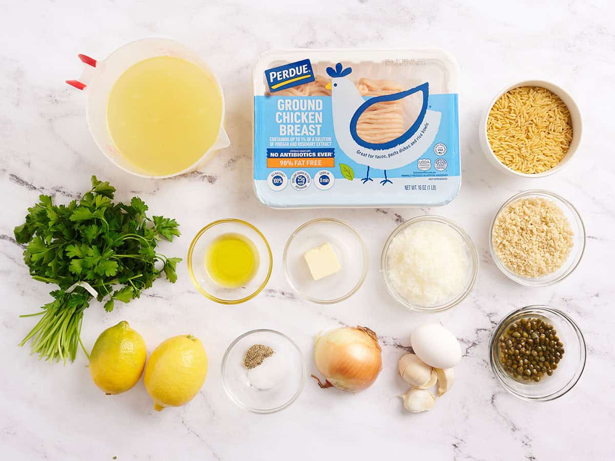 Les ingrédients pour faire des boulettes de poulet piccata et une poêle à l'orzo.