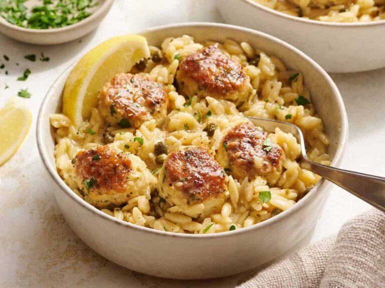 Boulettes de viande de poulet piccata et poêle à l'orzo