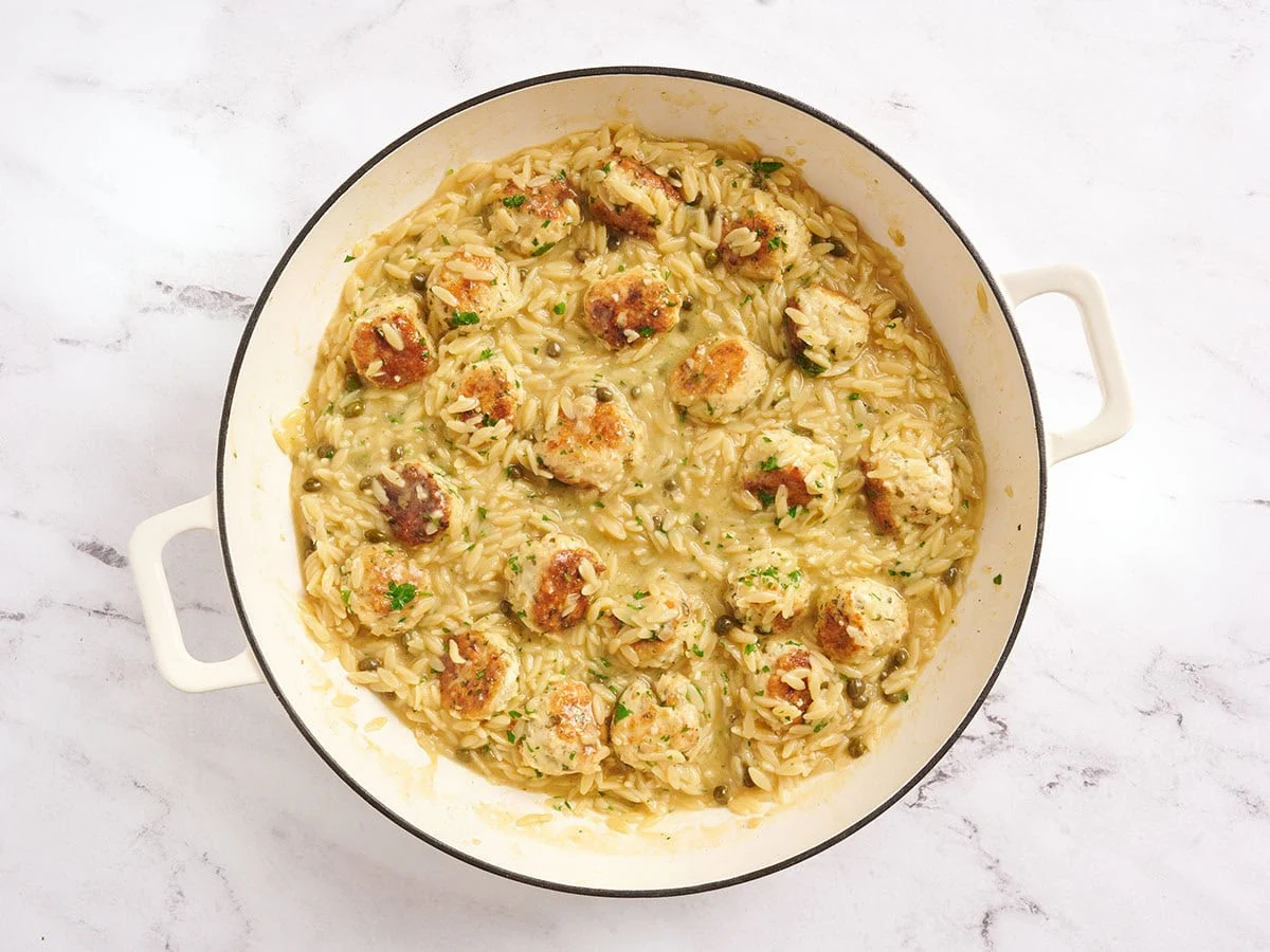 Vue aérienne de la boulette de poulet piccata et de la poêle orzo.