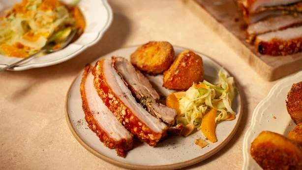 Poitrine de porc rôtie lentement avec pommes de terre croustillantes 