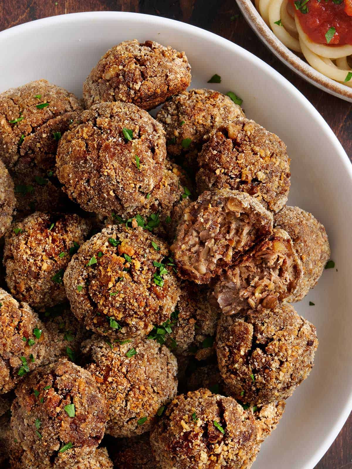 Vue aérienne d'une assiette de boulettes de viande végétaliennes.