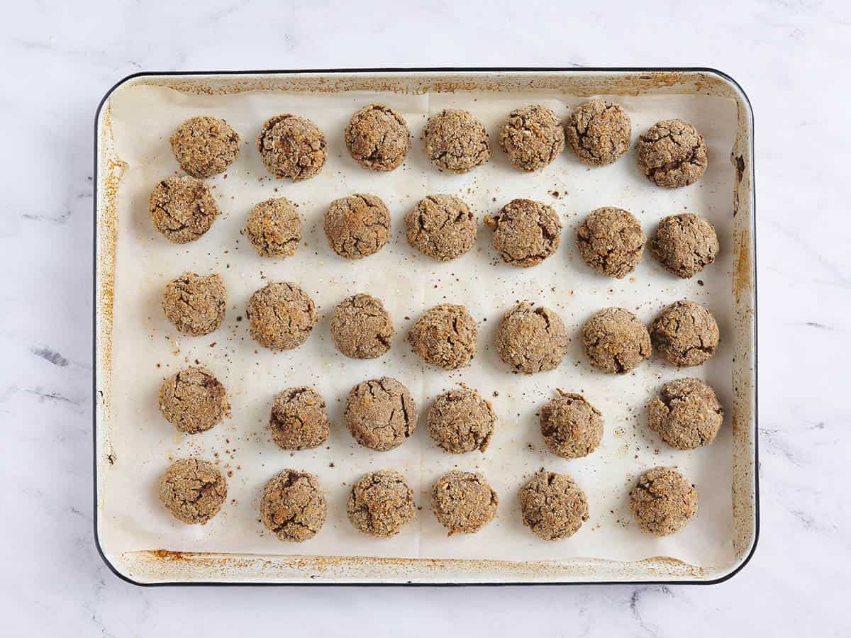 Boulettes de viande végétaliennes sur une plaque à pâtisserie.