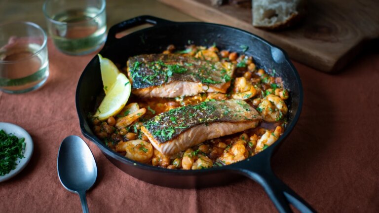Saumon rôti aux crevettes et pois chiches 'pil pil'