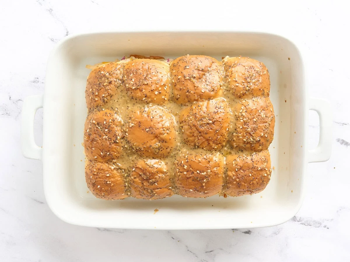 Sliders de poulet dans un plat allant au four fraîchement sorti du four.