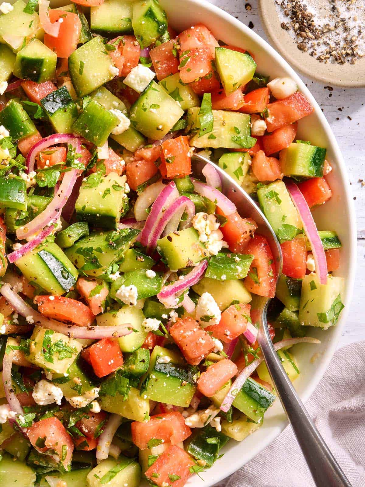 bol de salade de concombre et de tomates