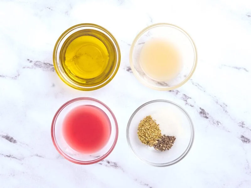 Ingrédients de la vinaigrette pour la salade de concombre et de tomates.