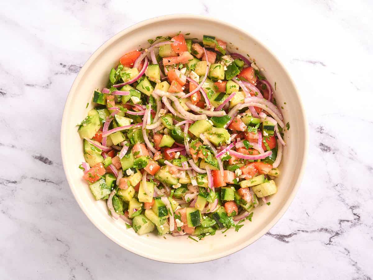 Un bol de salade de concombre et de tomates.