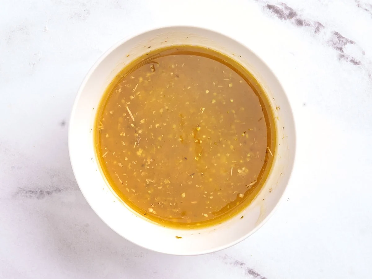 Vinaigrette combinée pour salade de concombre et tomates dans un bol.