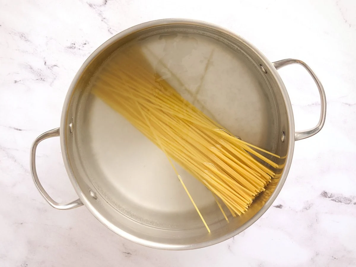 Cuisson des spaghettis dans une casserole.