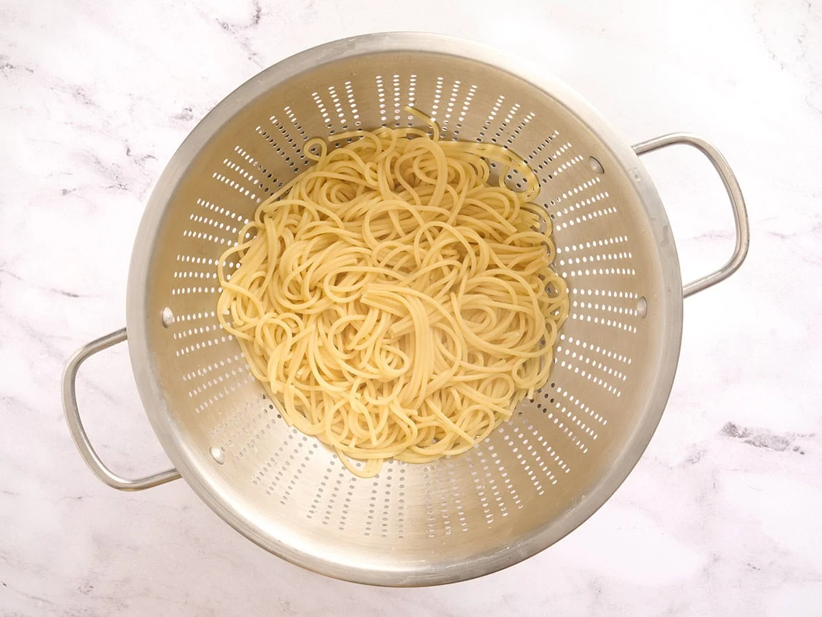Spaghettis dans une passoire.