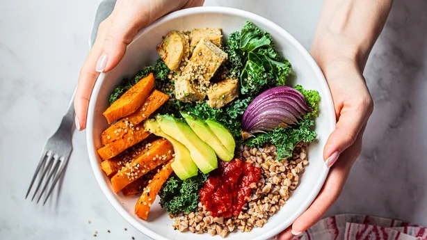 Salade végétalienne pour le déjeuner