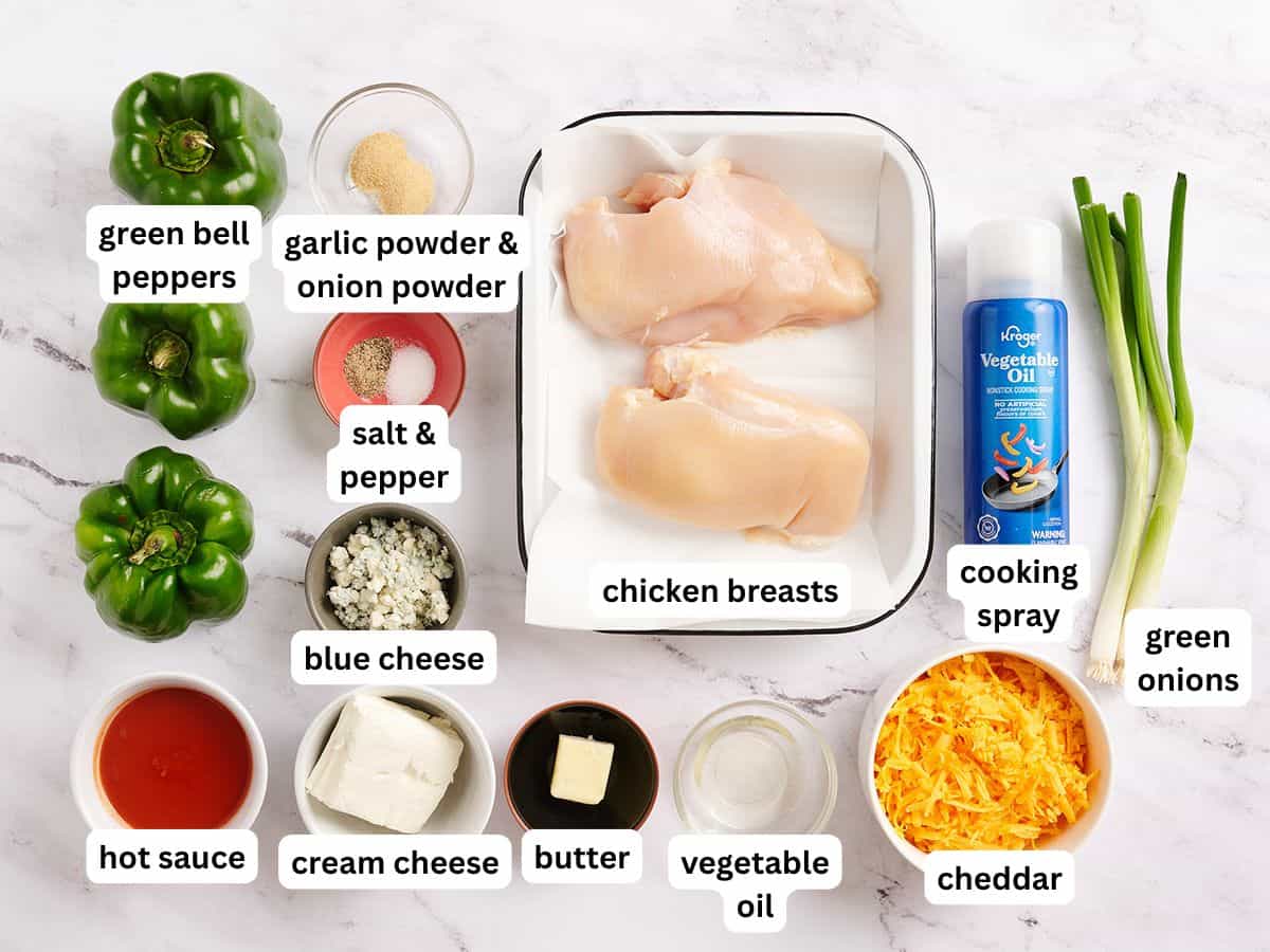 Les ingrédients pour faire des poivrons farcis au poulet Buffalo avec des étiquettes.