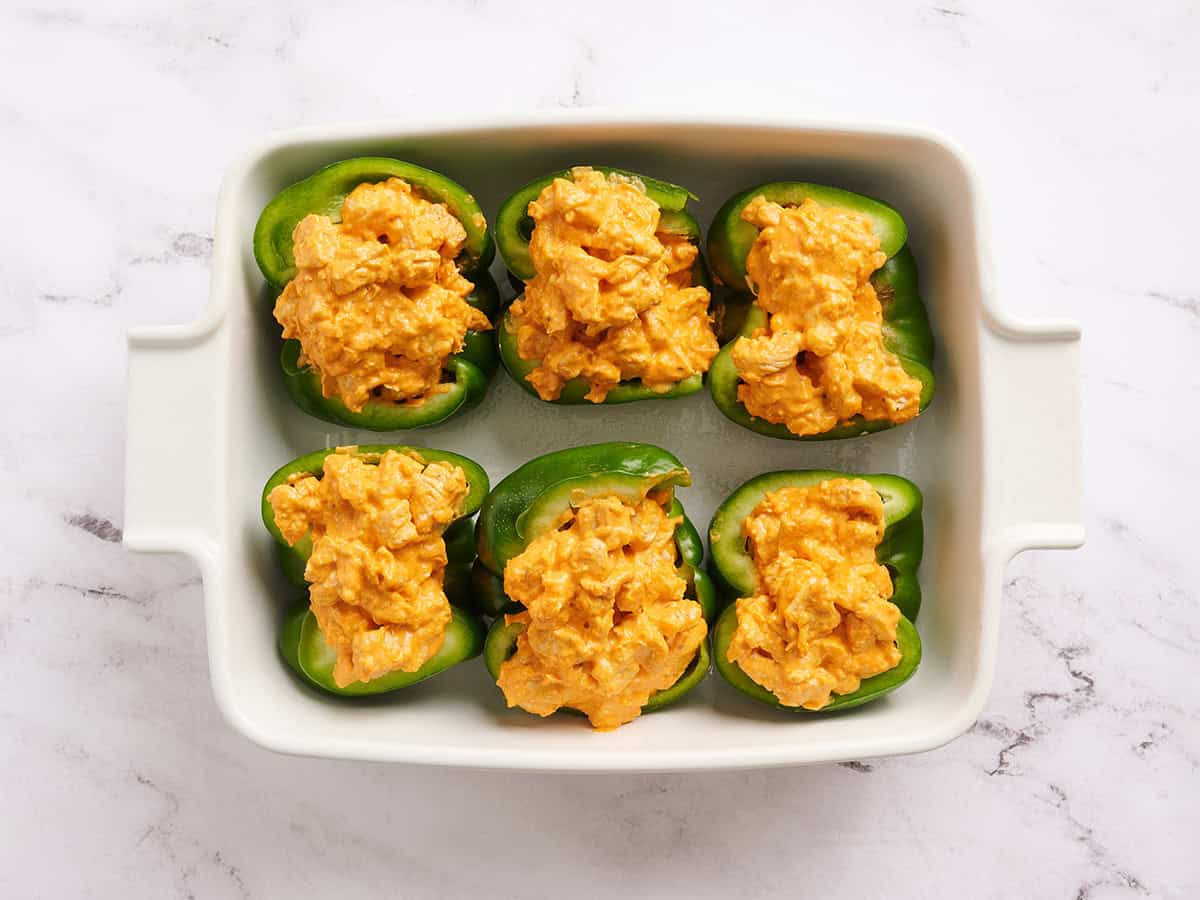 Moitiés de poivron vert farcies de garniture au poulet Buffalo.