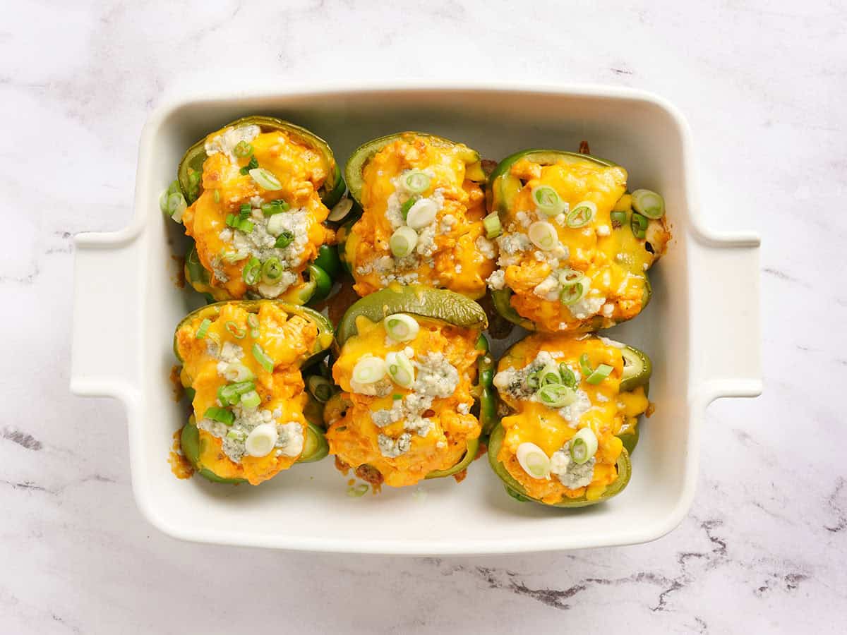 Poivrons farcis au poulet Buffalo dans un plat allant au four.