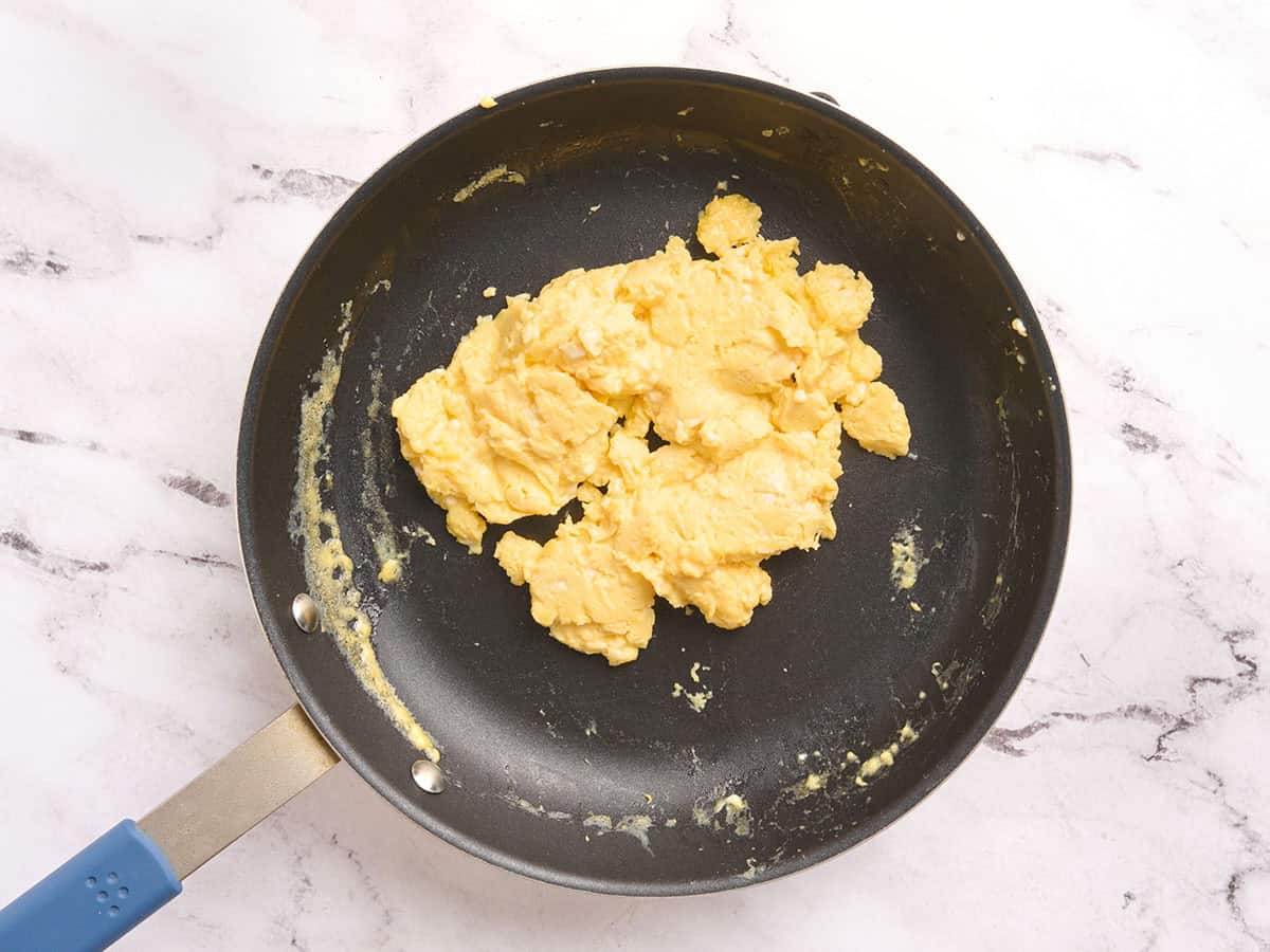 Oeufs de fromage cottage finis dans une poêle.