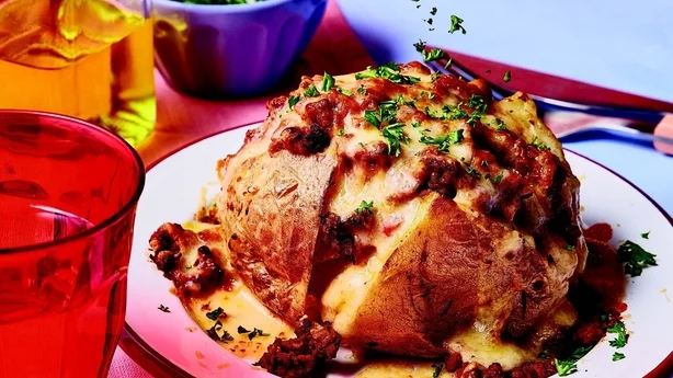 Une pomme de terre au four garnie de lasagnes
