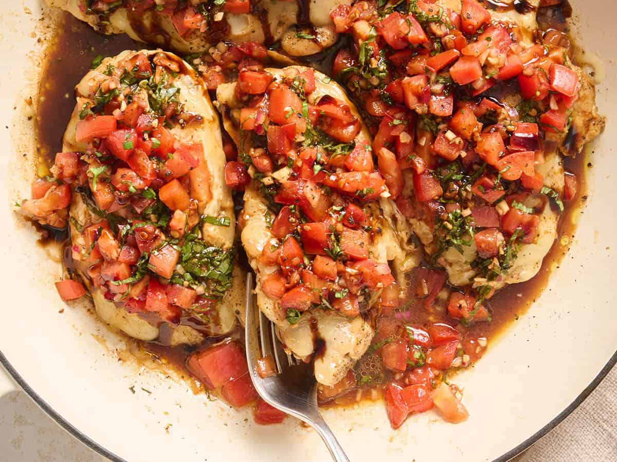 Vue aérienne du poulet bruschetta dans une poêle.