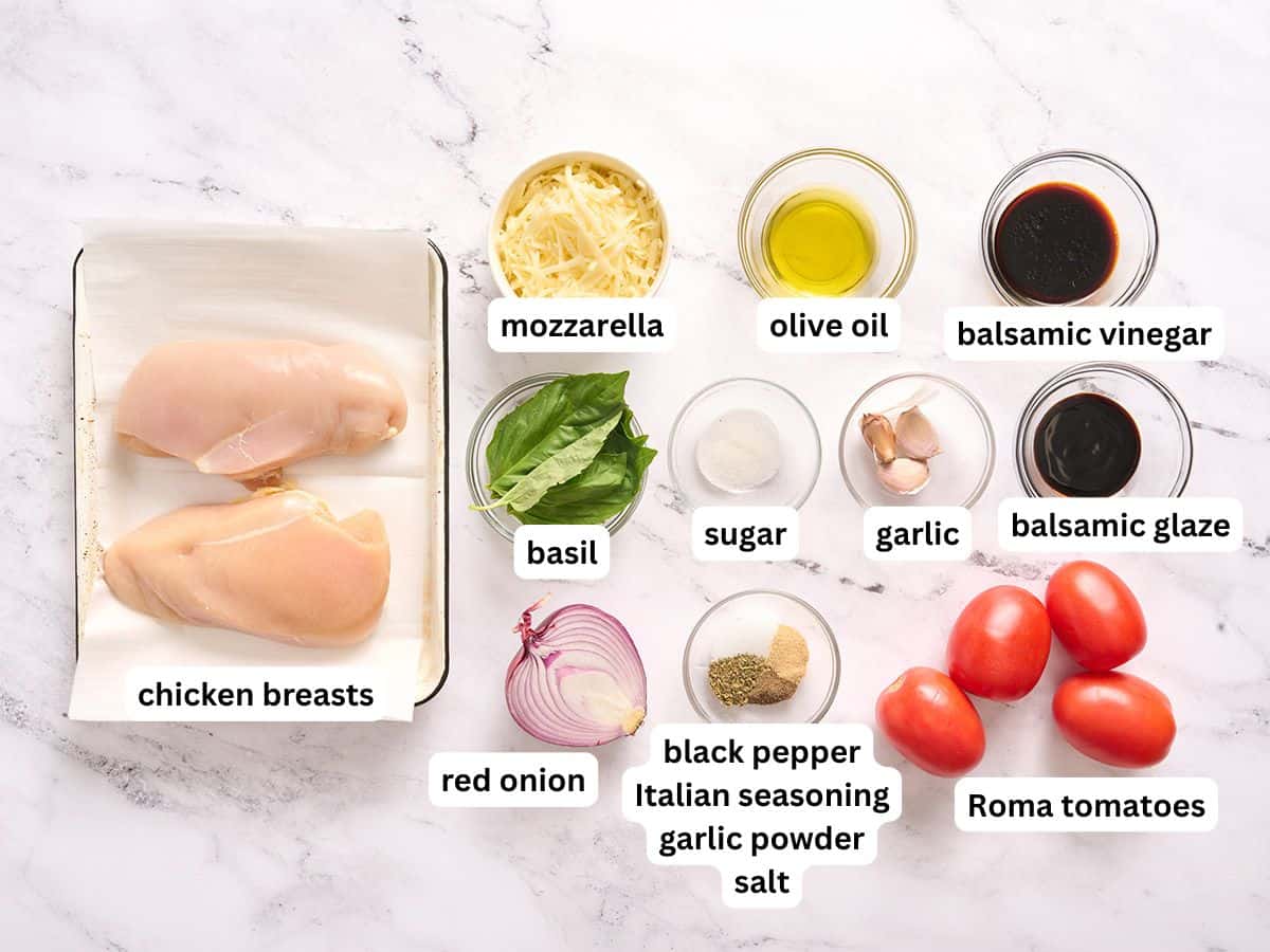 Les ingrédients pour faire du poulet Bruschetta avec des étiquettes.