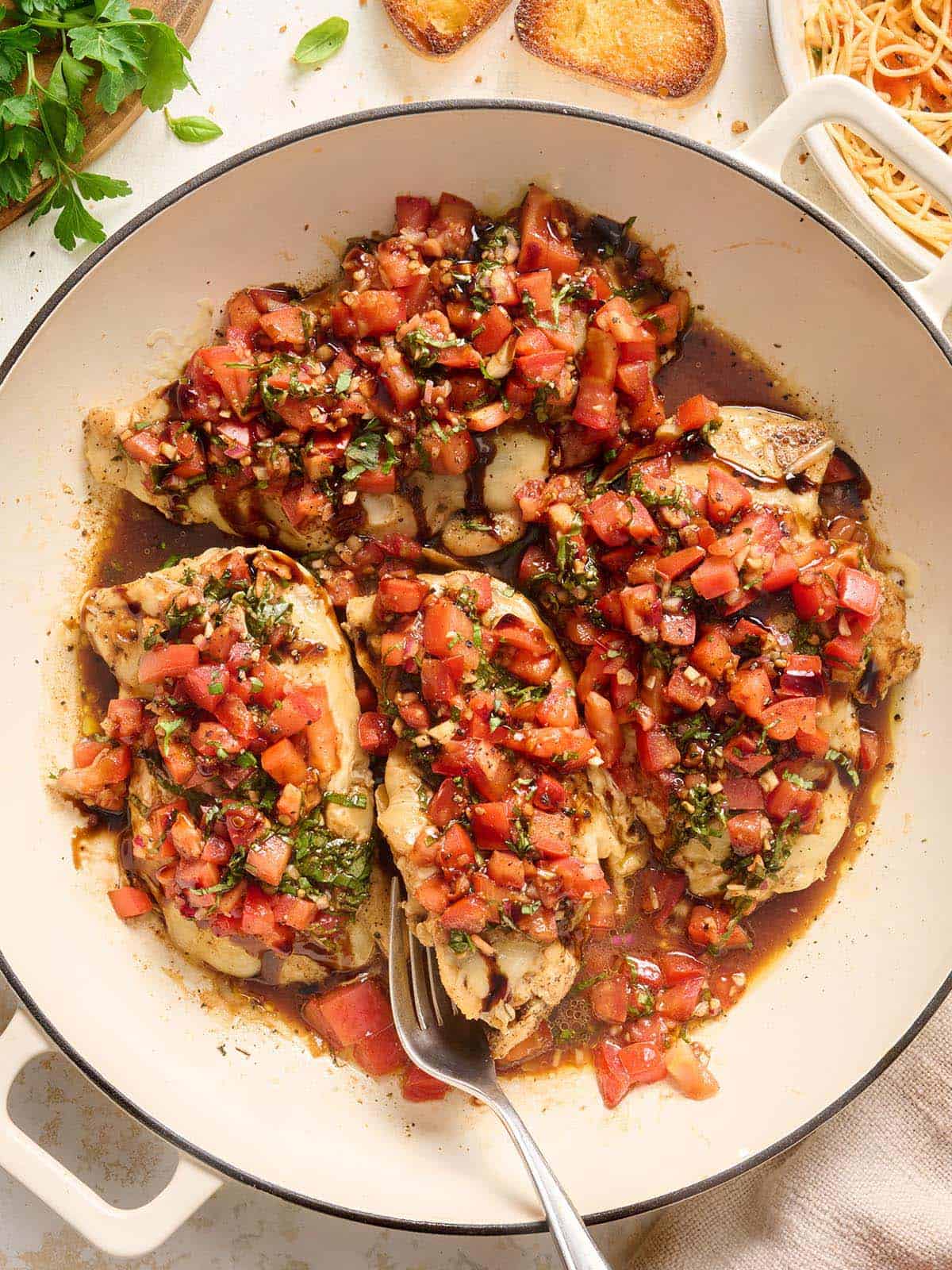 Vue aérienne du poulet bruschetta dans une poêle.
