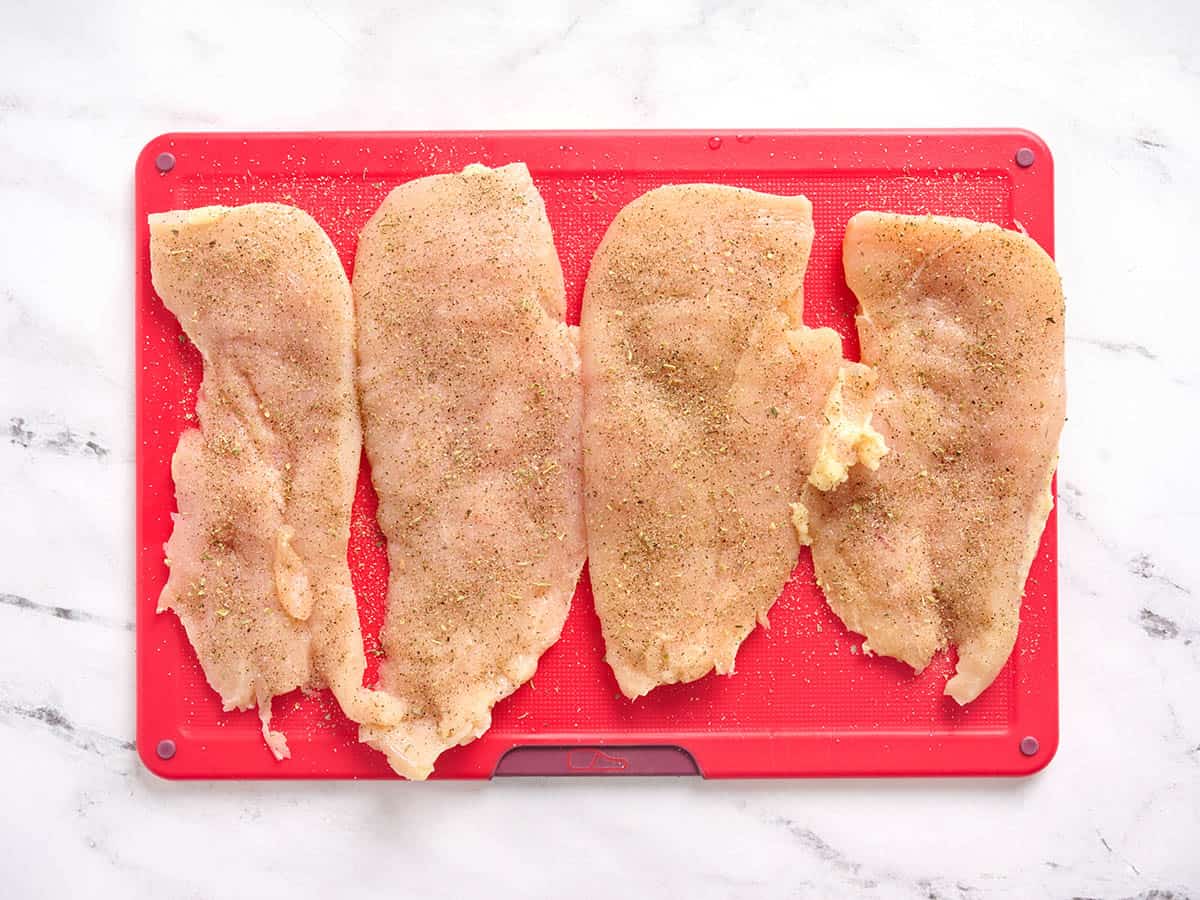 Quatre escalopes de poitrine de poulet.