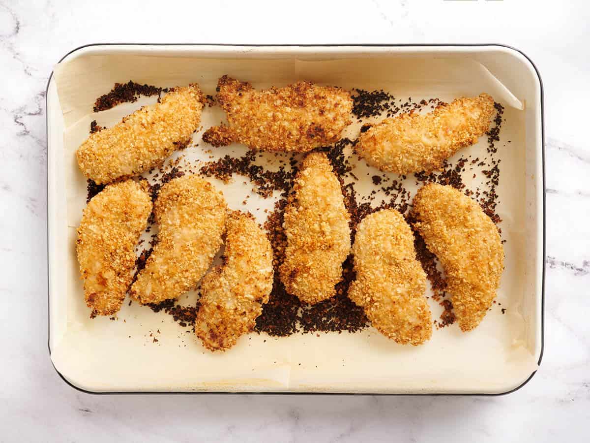 Filets de poulet après cuisson sur une plaque à pâtisserie.