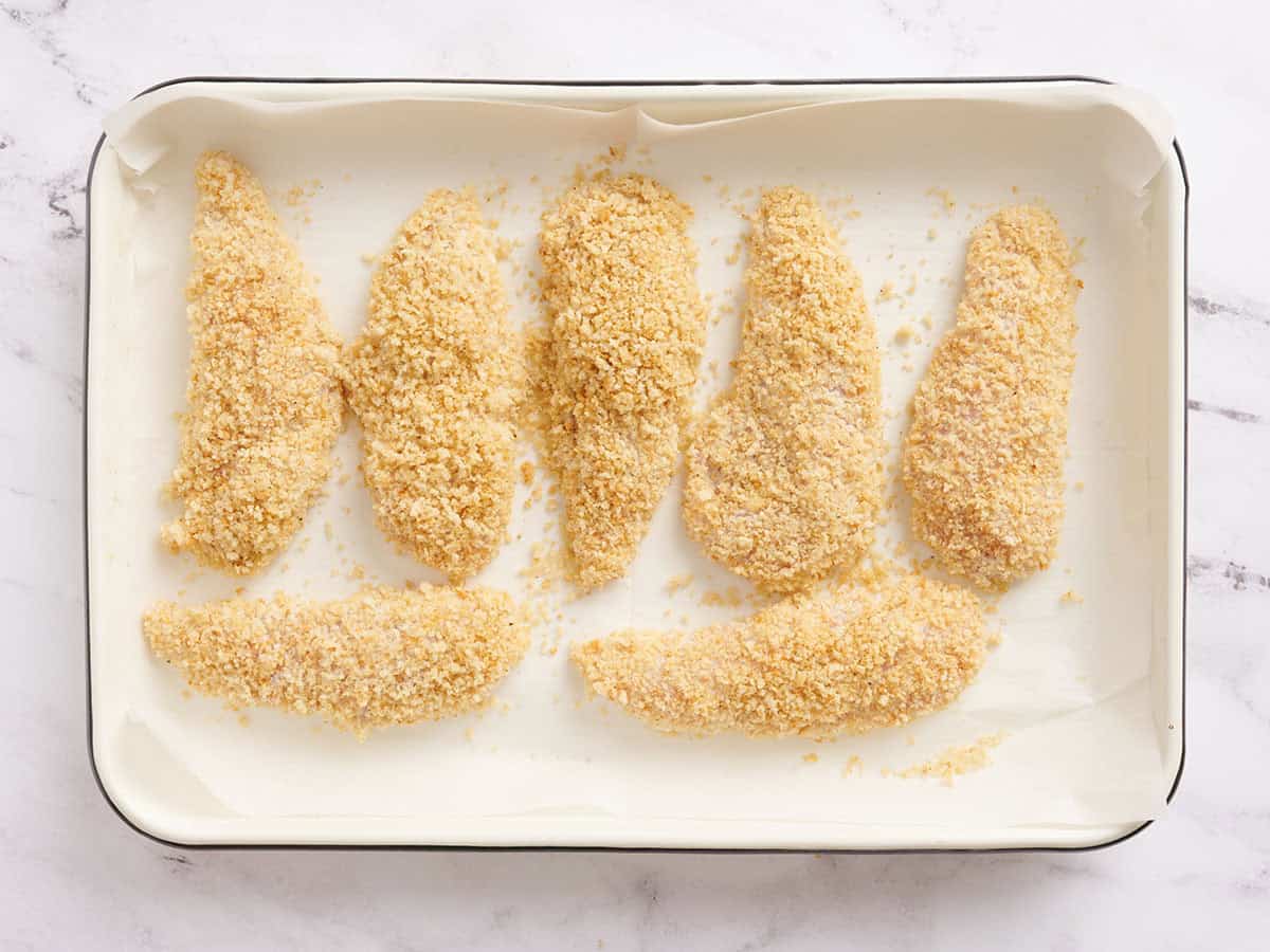 Filets de poulet sur une plaque à pâtisserie avant la cuisson.