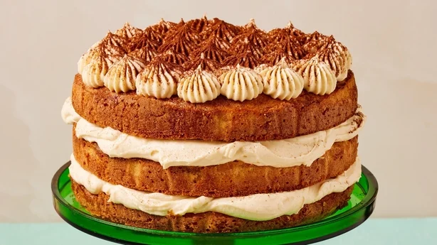 un gâteau sur un support vert