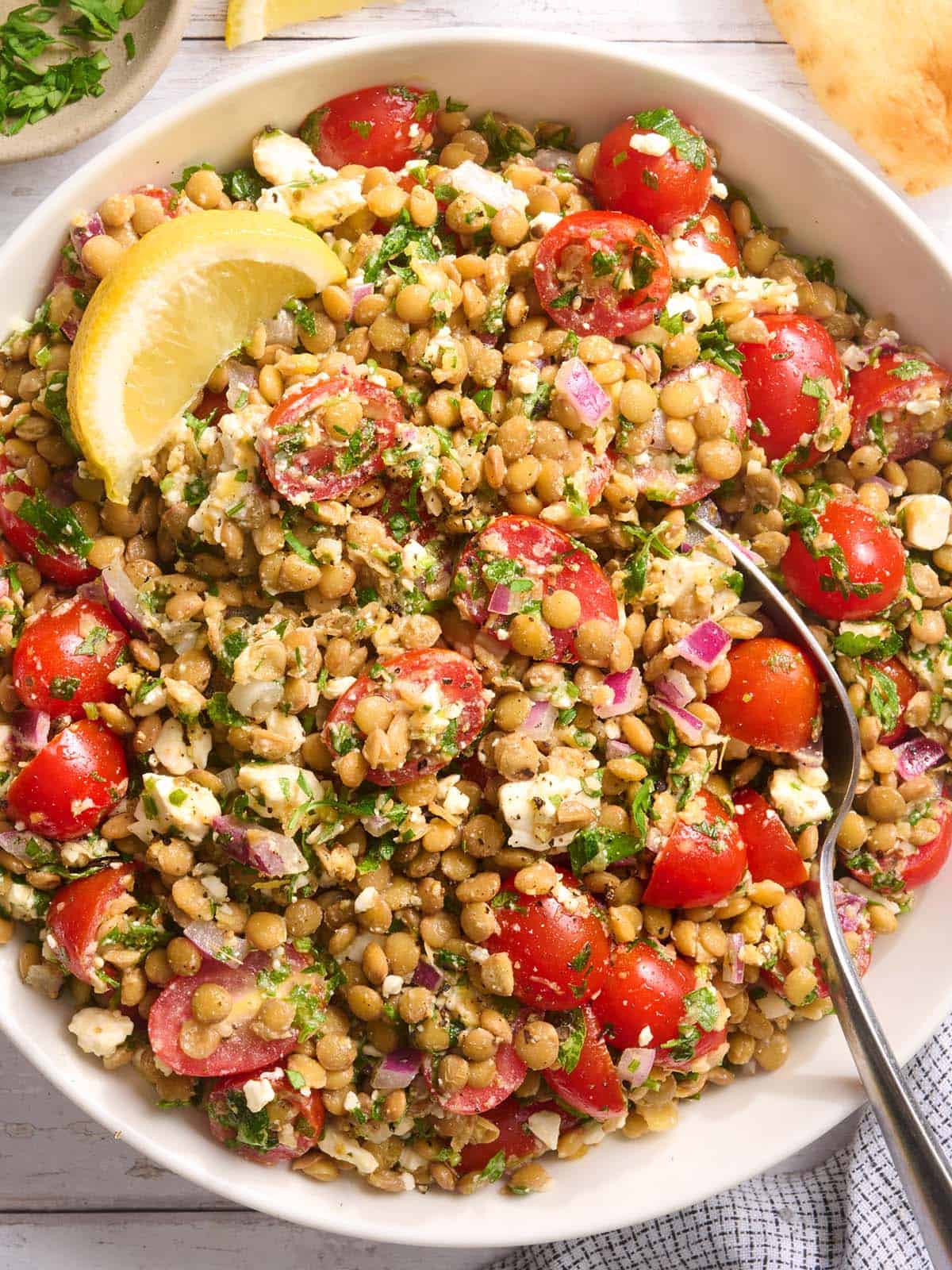 Vue aérienne d'un bol de salade de lentilles.