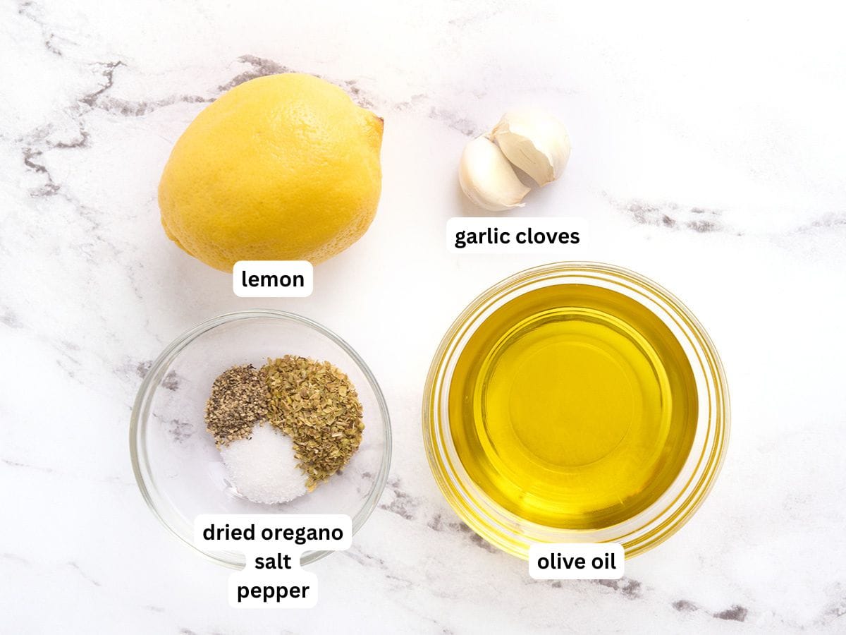 Les ingrédients pour faire une vinaigrette citron-ail avec étiquettes.