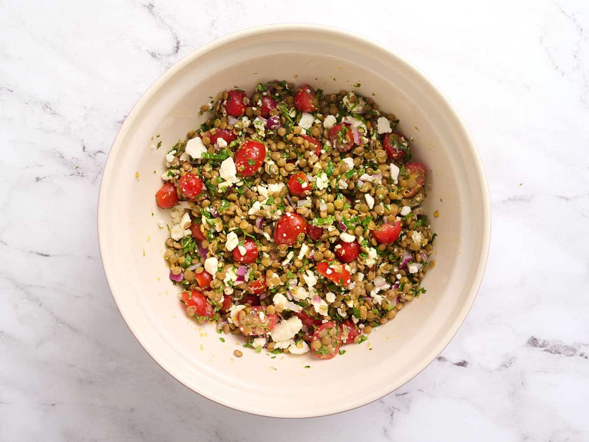 Salade de lentilles finie dans un bol.