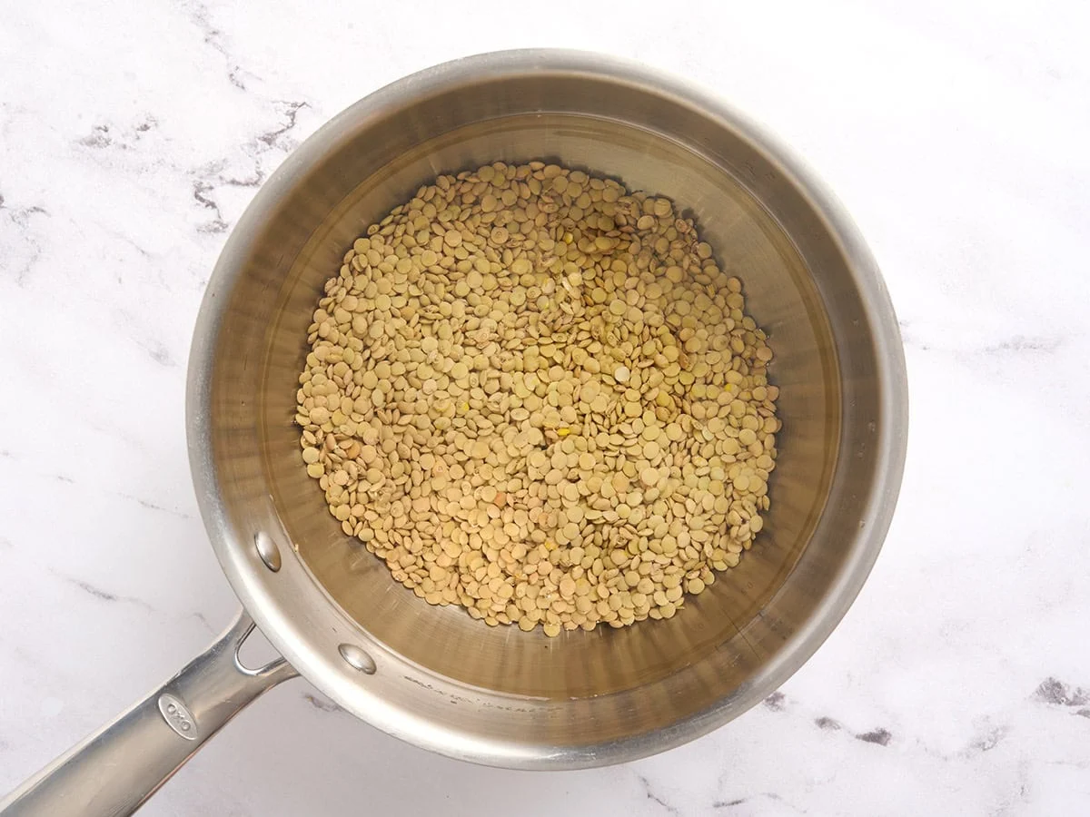 Faire revenir les lentilles dans une casserole.