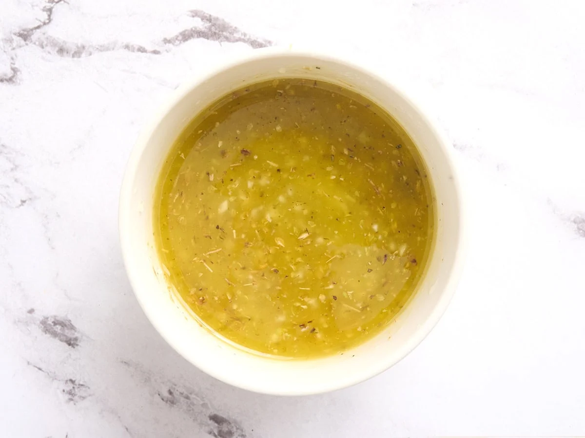 Vinaigrette citron-ail dans un bol.