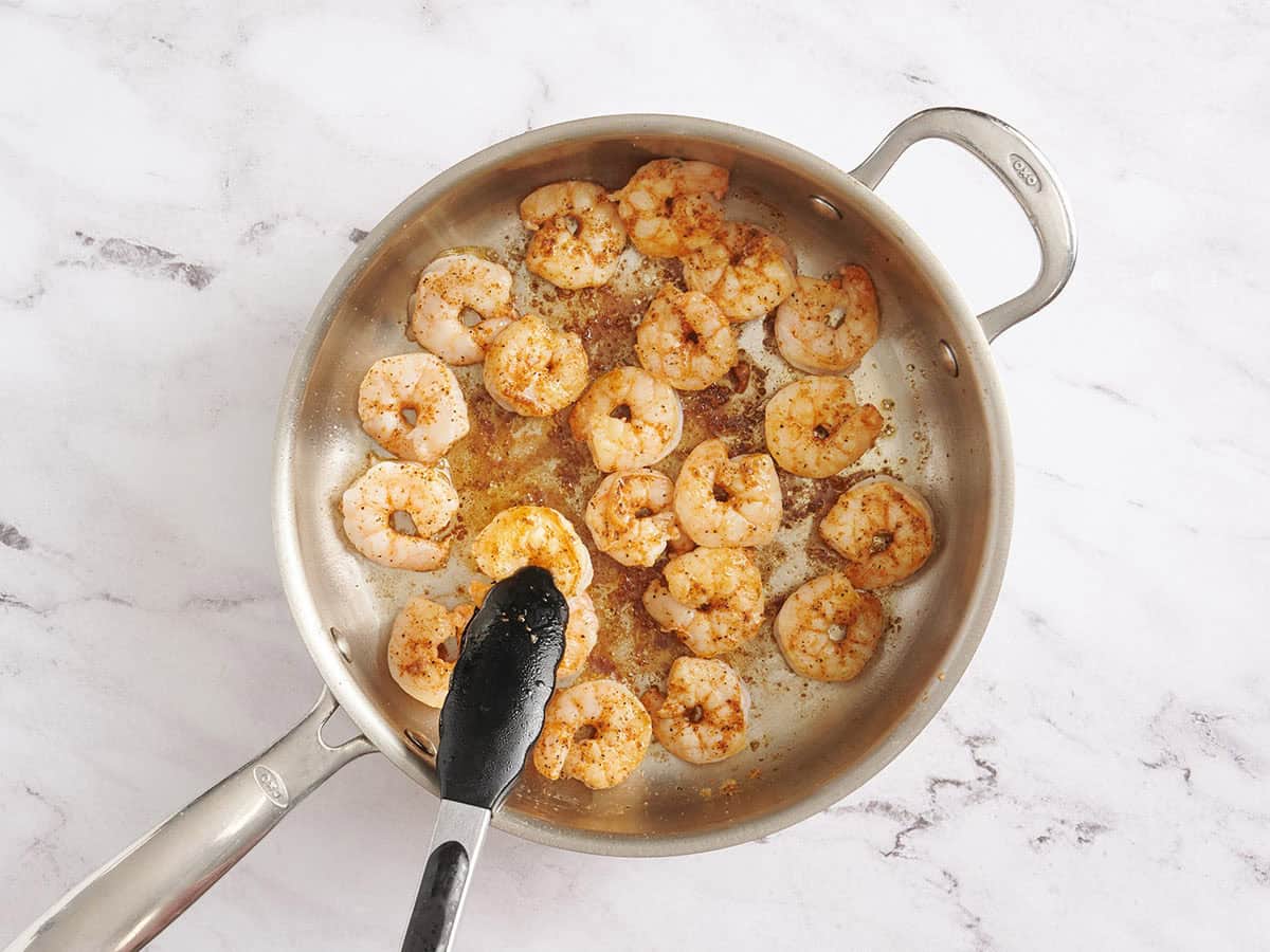 Crevettes saisies dans une poêle.