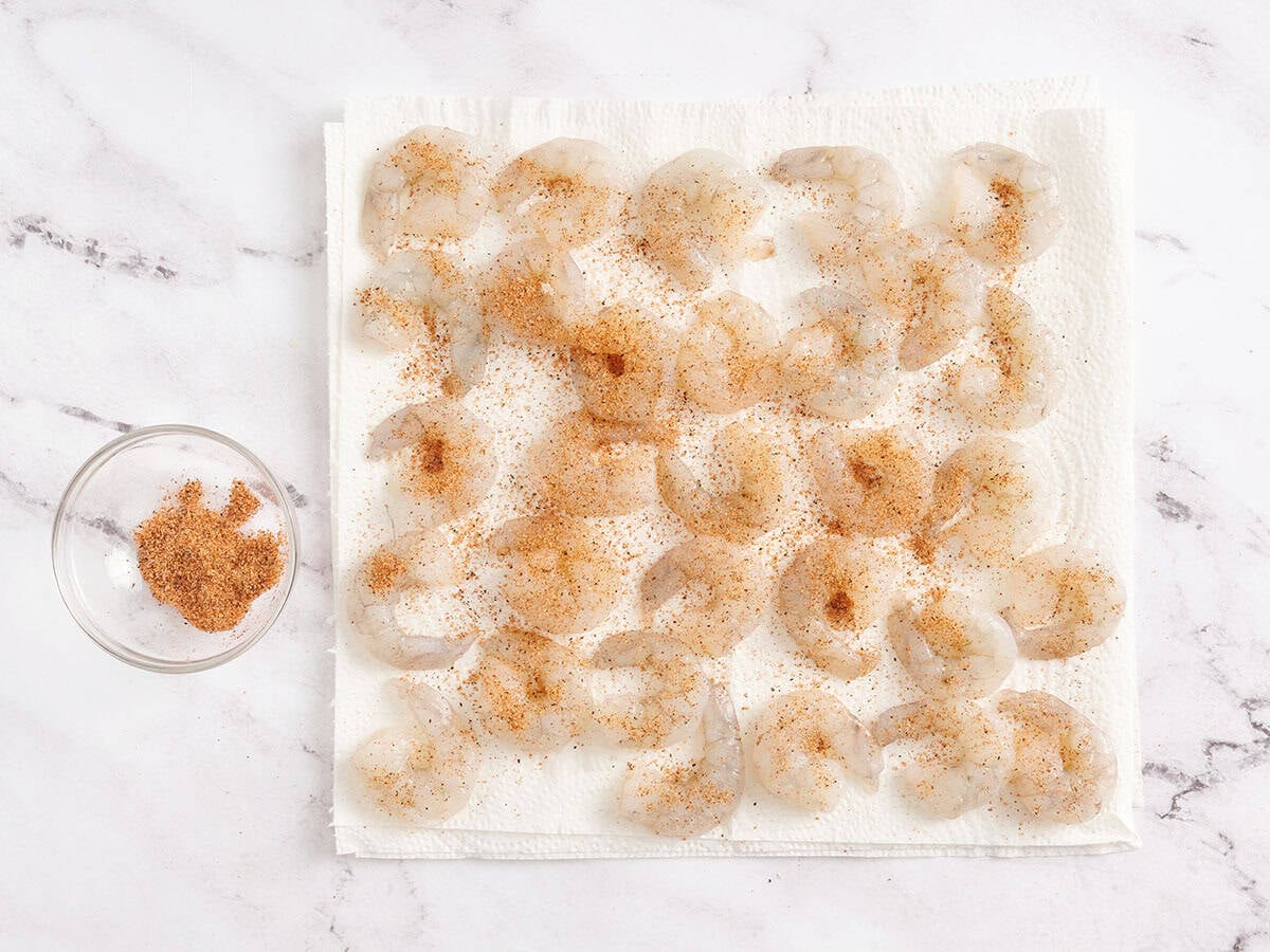 Crevettes sur une serviette en papier avec assaisonnement cajun.