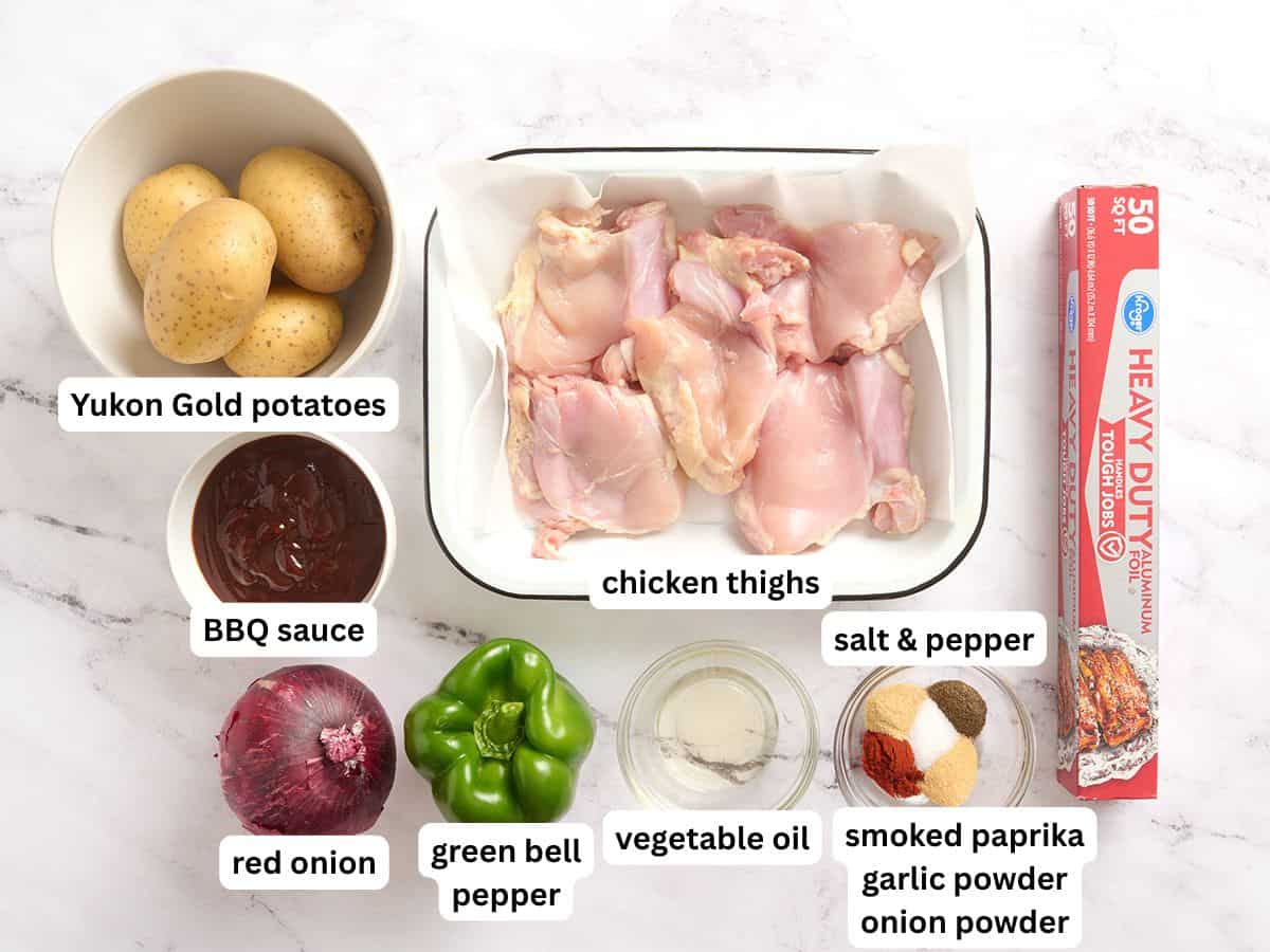Les ingrédients pour fabriquer des paquets de papier d'aluminium de poulet BBQ avec des étiquettes.
