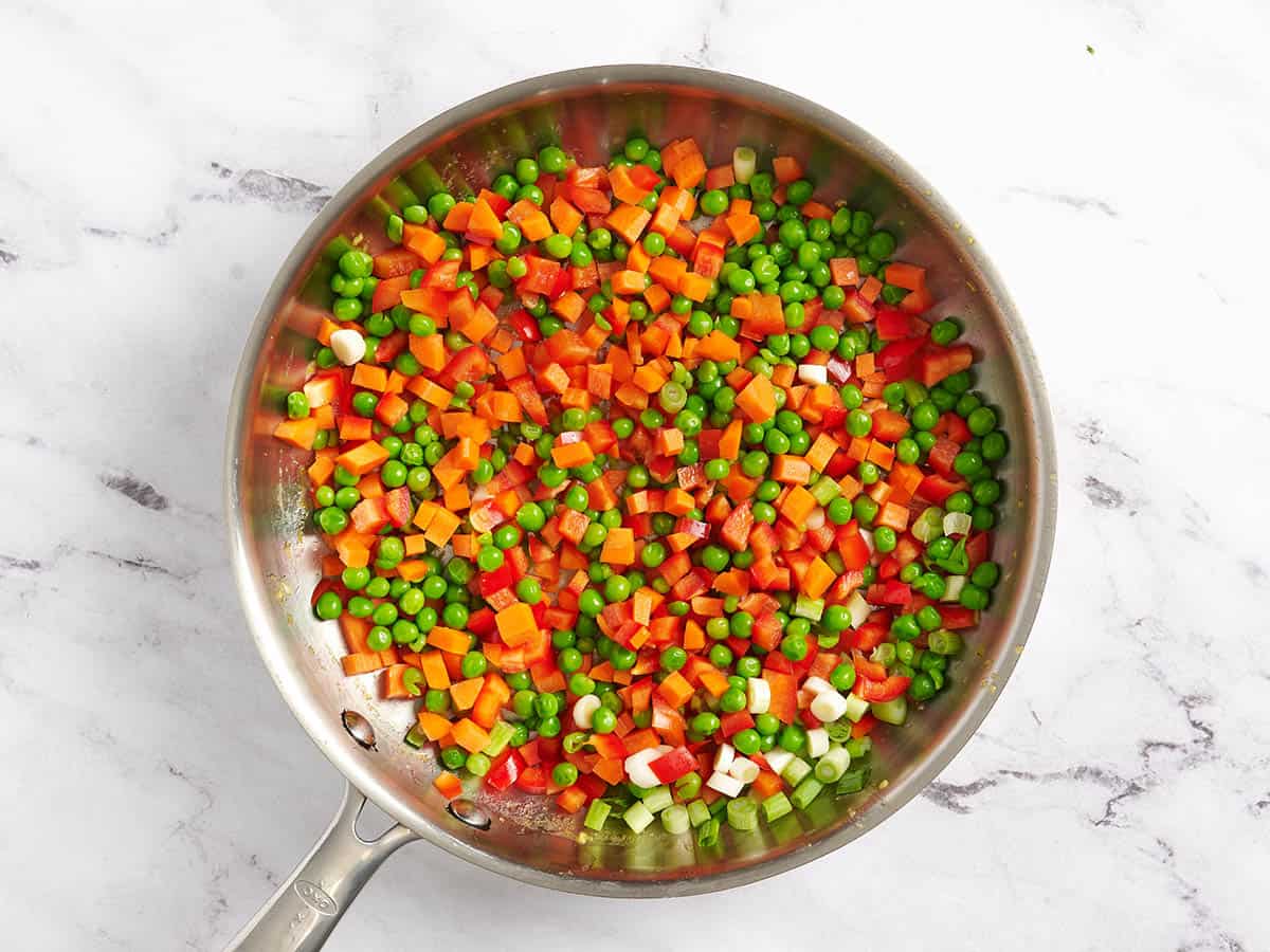 Légumes coupés en dés dans une poêle.