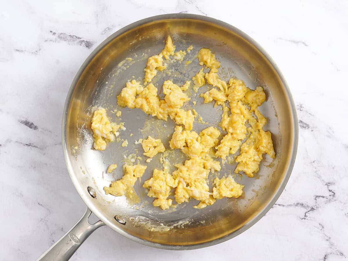 Oeufs brouillés dans une poêle.