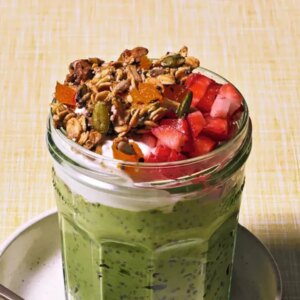 Le pudding au matcha et aux fraises et au chia d'Emma Petersen