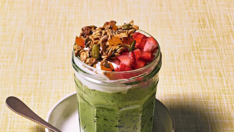Le pudding au matcha et aux fraises et au chia d'Emma Petersen