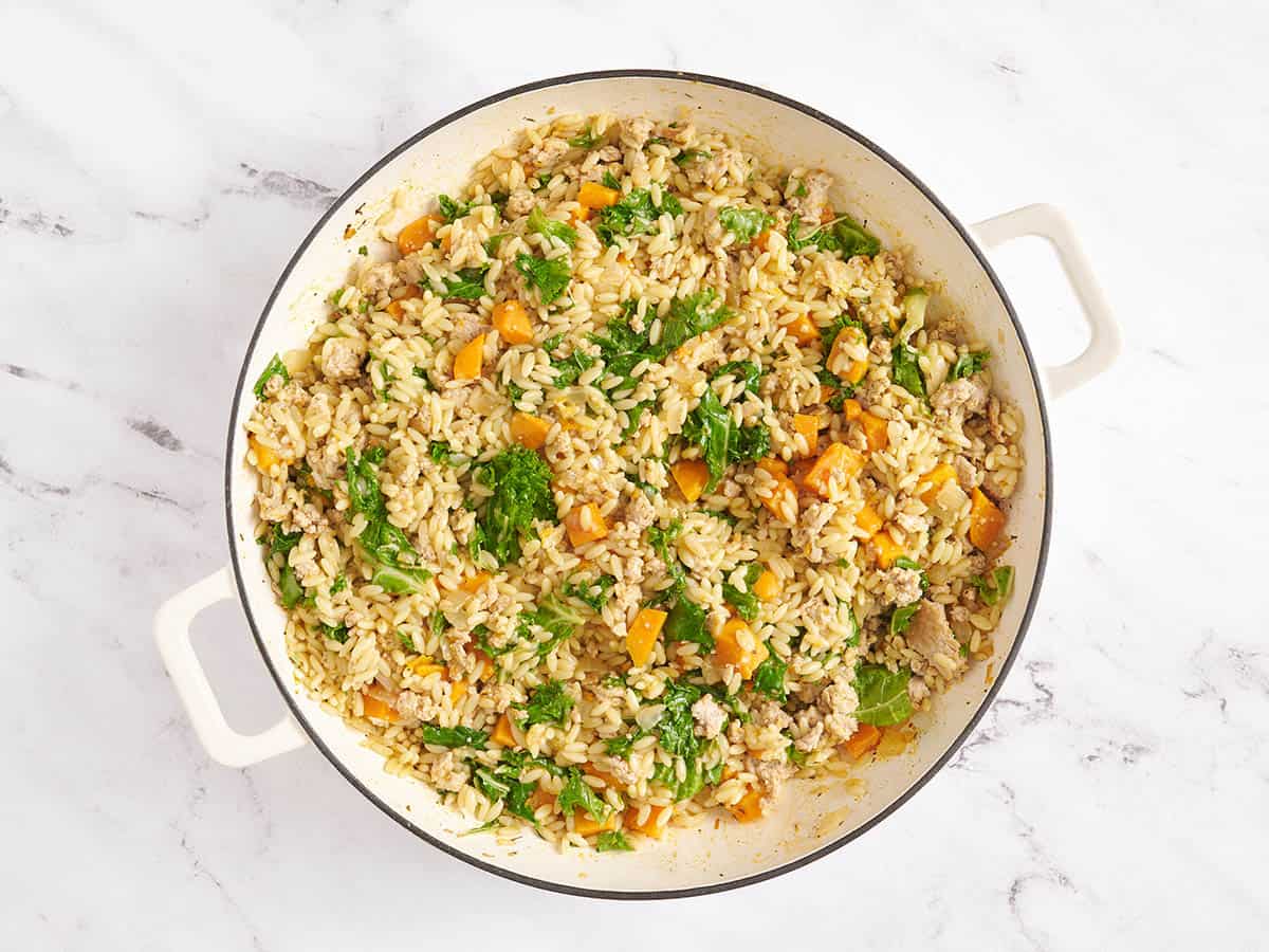 Une poêle de patates douces et de dinde hachée avec du riz.