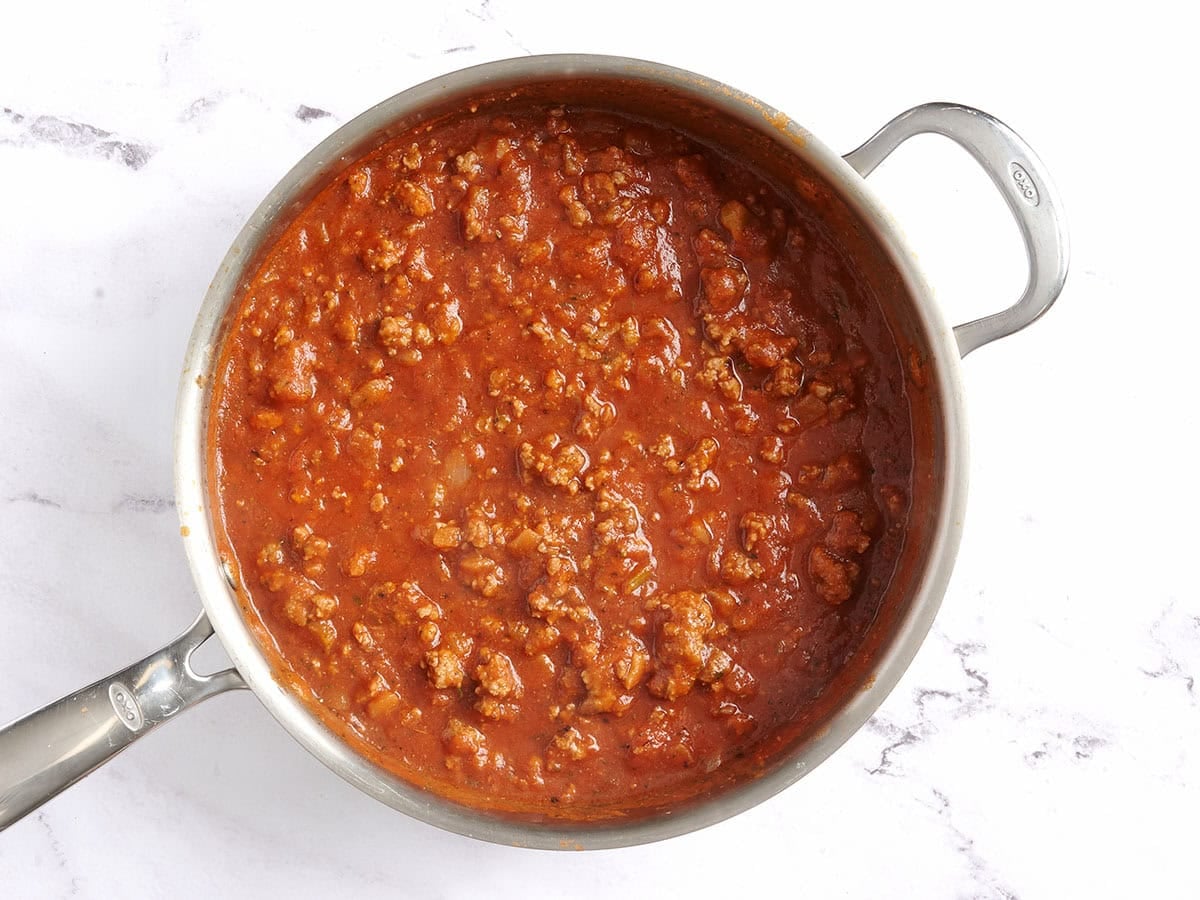 Sauce à la viande dans une poêle.