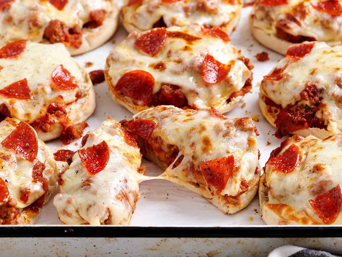 Vue latérale des hamburgers à pizza, dont un coupé en deux.