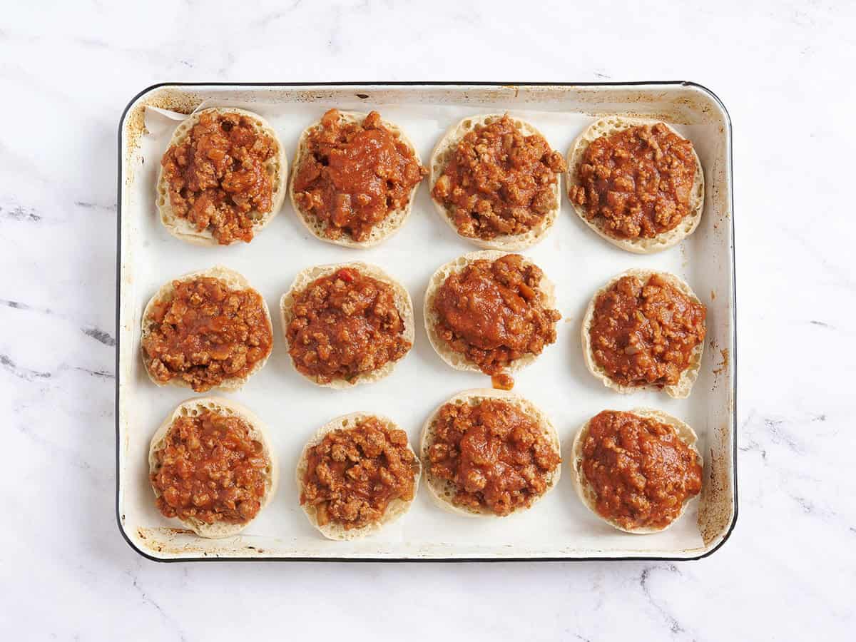 Sauce à la viande ajoutée aux tranches de muffin anglais coupées en deux.