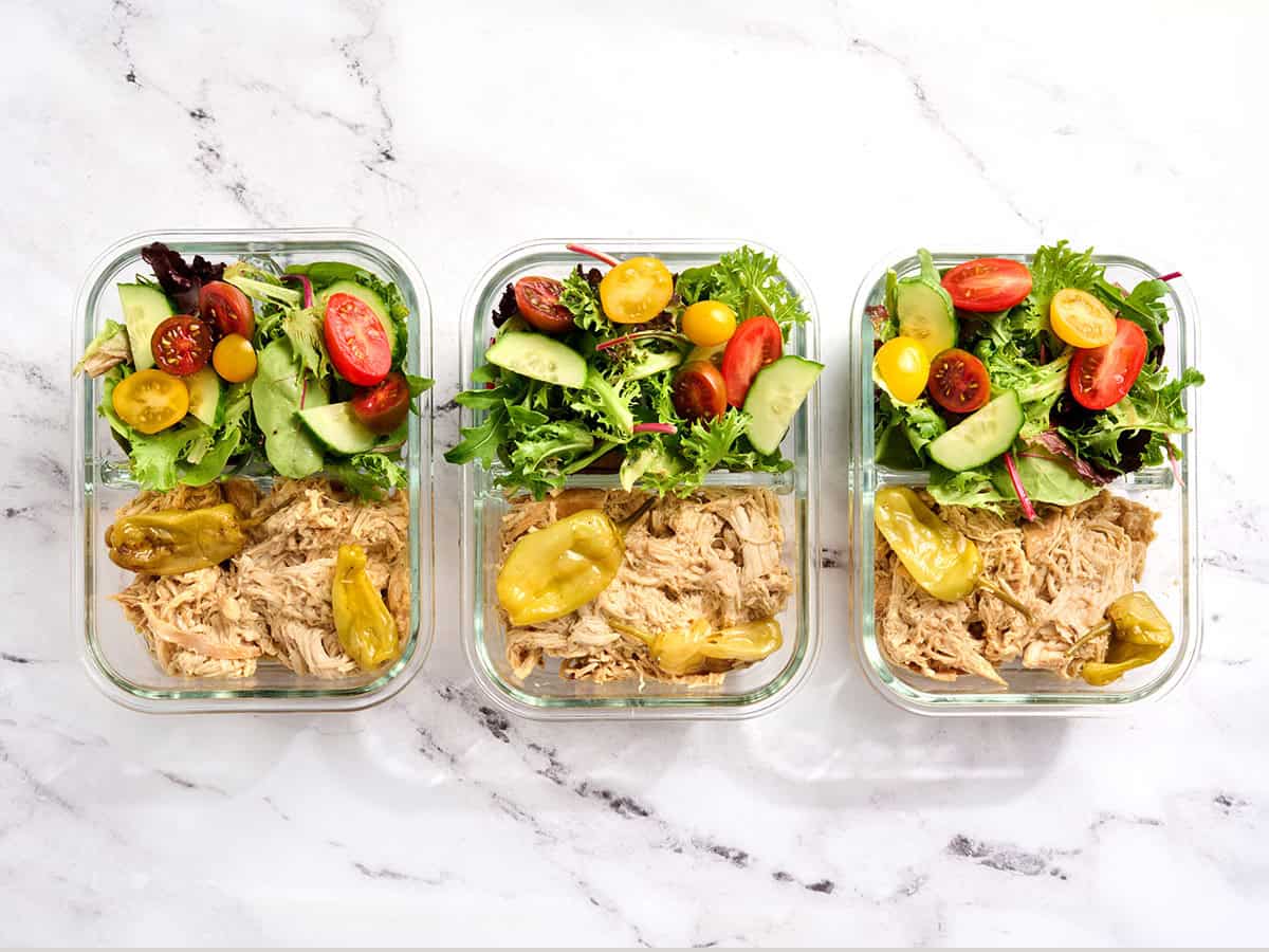 Vue aérienne du poulet du Mississippi sur trois récipients de préparation de repas avec une salade verte.