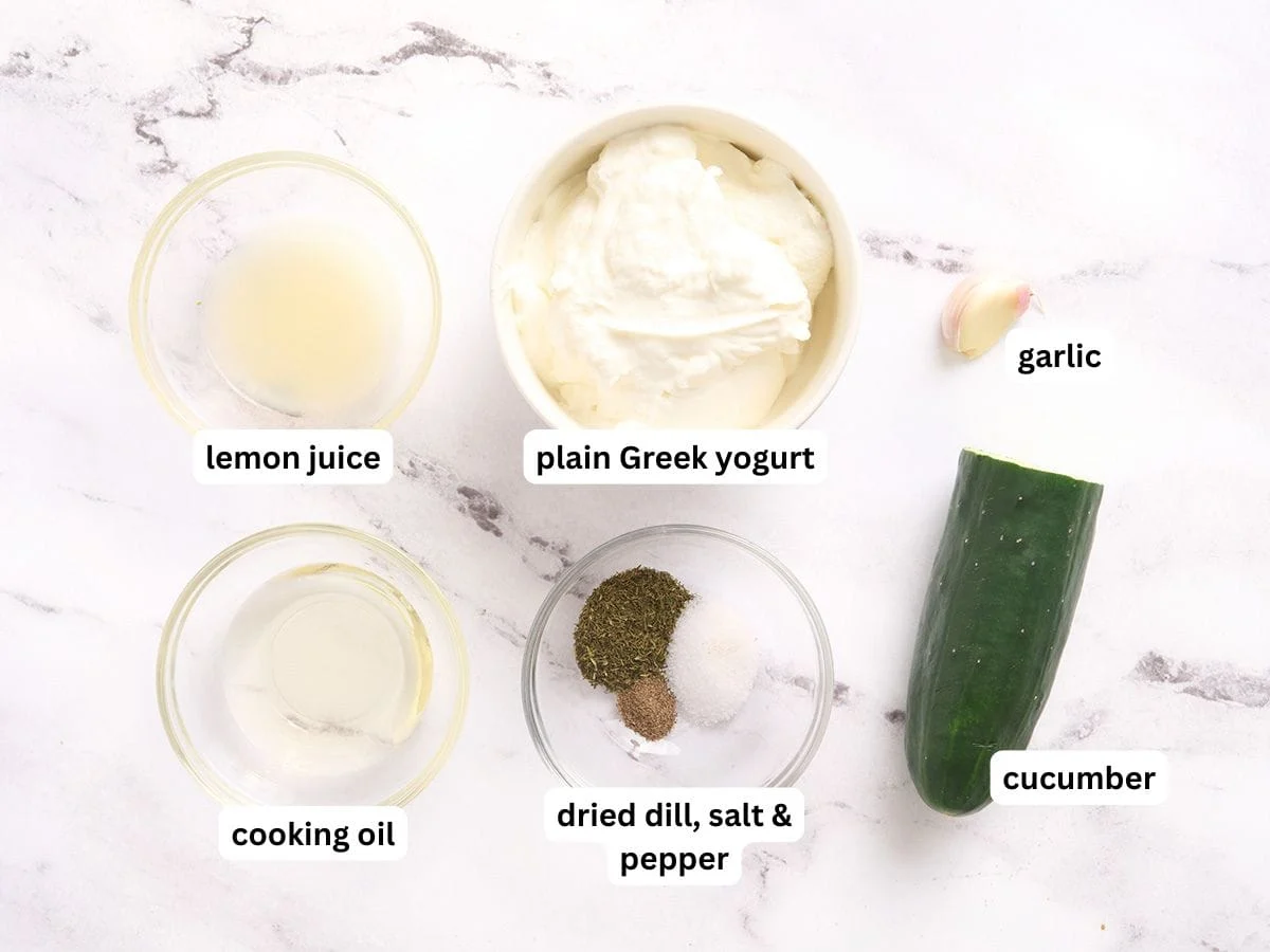 Les ingrédients de la sauce tzatziki avec étiquettes.