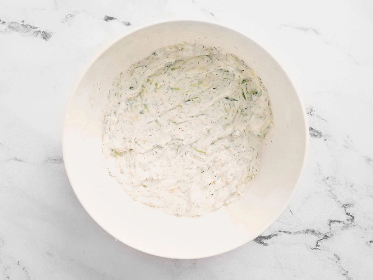 Sauce tzatziki finie dans un bol.