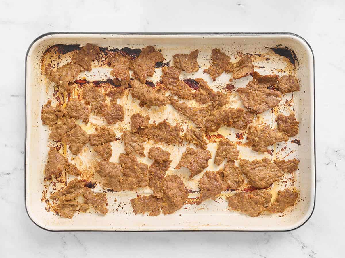 Plaque de viande de doner kebab sur une plaque après la cuisson au gril.