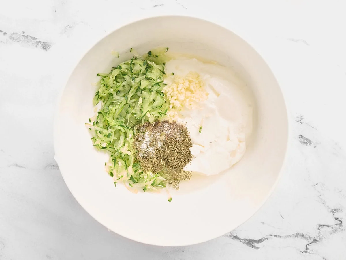 Les ingrédients du tzatziki dans un bol.