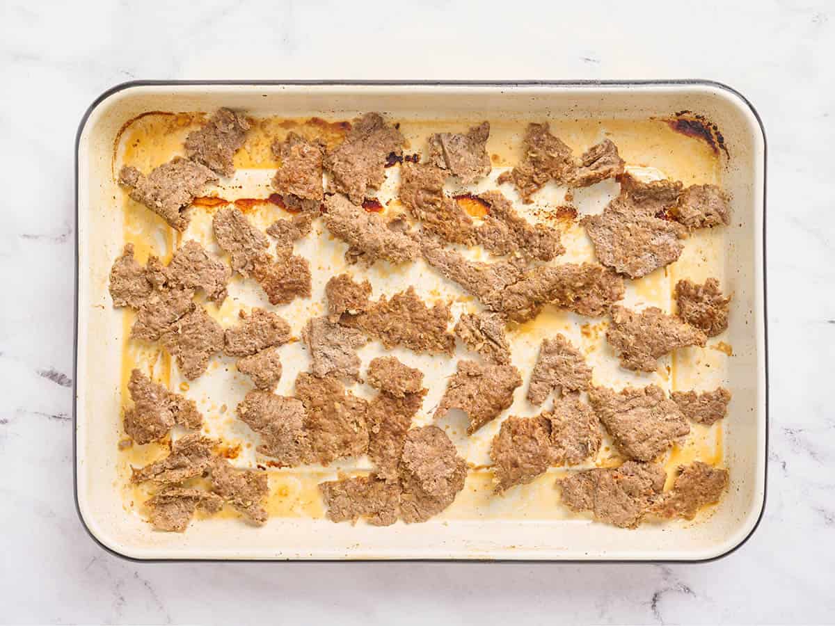 Plaquer la viande de doner kebab sur une plaque avant de la faire griller.