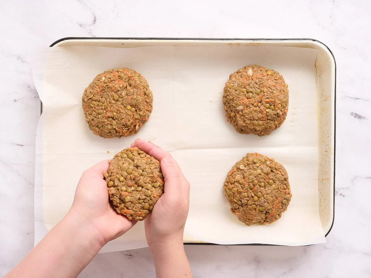 Mélange de hamburgers aux lentilles formé en quatre galettes.